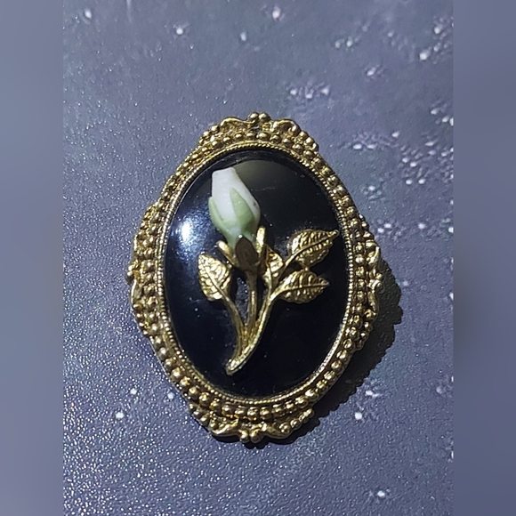 Elegant Vintage Gold-Tone and Black Enamel Cameo Brooch with 3D Floral Design - Picture 2 of 3